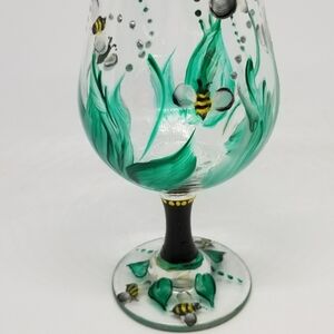 Hand painted flying bees novelty fun wine glass